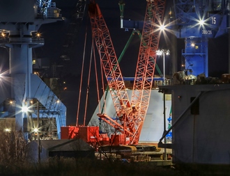 Manitowoc crawler cranes perform record-breaking lift
