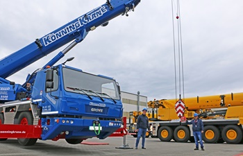 Bei Übergabe auf Distanz nur 0,0005 t Last am Haken – KönningKrane holt neuen Grove GMK3060L im Wilhelmshavener Manitowoc Werk ab-1