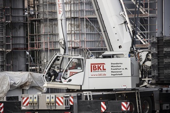 BKL’s Grove GMK6400 with MegaWingLift™ assisted in the construction of a heat storage system on the Ingelheimer Aue in Mainz, Germany