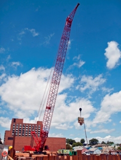 Manitowoc-16000-helps-build-seawall-1