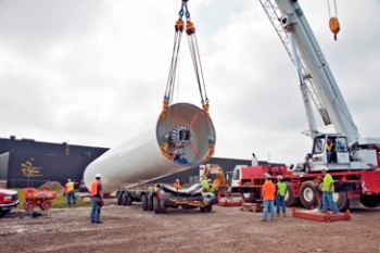 Manitowoc-cranes-build-landmark-1