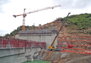 Manitowoc-cranes-work-on-dam-2-1