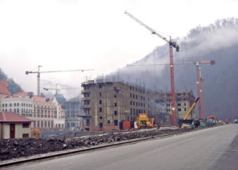 Manitowoc-cranes-work-on-winter-1