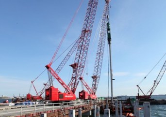 Manitowoc-crawler-cranes-keep-1