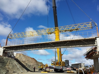 Manitowoc cranes speed up bridge builds for Universal Cranes in Australia