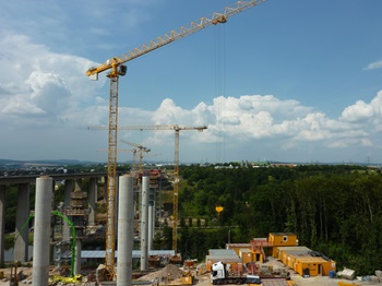Equipped with the powerful hoist 75 LVF, the Potain poured up to 23.5 cubic yards (18 m³) of concrete an hour. 