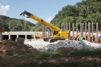 Grove-GHC75-brings-pile-driving-efficiency-to-Arkansas-park-restoration-1
