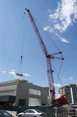 MLC300 fits onto Chicago job site where previous crawler cranes could not 1