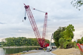 Manitowoc 18000 makes impressive lifts on lock in upstate New York