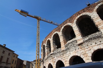 Potain MDT98 plays a role in Verona Arena production