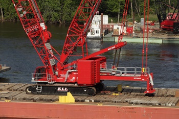 Barge-mounted-MLC300-brings-enhanced-stability-to-Illinois-bridge-replacement