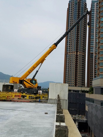 Grove-RT550E-takes-on-challenging-rooftop-lifts-in-Hong-Kong-1