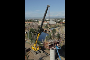 Grove-GHC75-helps-construct-Skyway-Bridge,-Colorado’s-longest elevated-railway-2