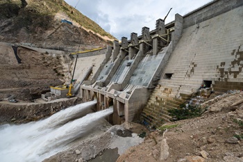Grove-rough-terrain-cranes-power-hydroelectric-dam-in-Peru-1