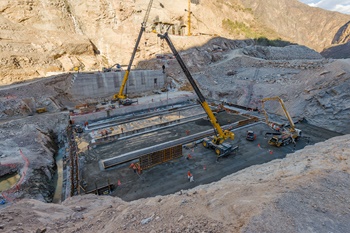 Grove-rough-terrain-cranes-power-hydroelectric-dam-in-Peru-2