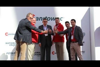 Manitowoc-Cranes-honors-Matebat-and-Arcomet-with-ceremony-at-CONEXPO-2017