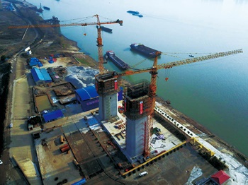 Potain-tower-cranes-construct-the-worlds-second-longest-span-suspension-bridge-in-China-3