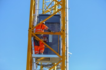 Manitowoc launches internal mast operator lift for Potain top slewing cranes - Photo 2