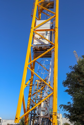Manitowoc launches internal mast operator lift for Potain top slewing cranes - Photo 3