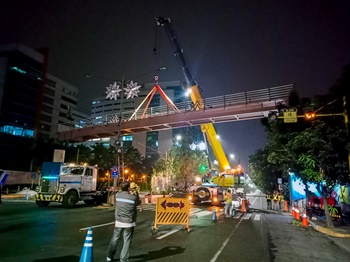 Grove GMK4100L installs major new footbridge in Manila 
