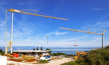 Pair of Potain self-erecting cranes build villas on Lake Geneva