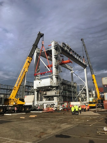 Two Grove cranes repair gantry crane at Australia’s first automated port-4