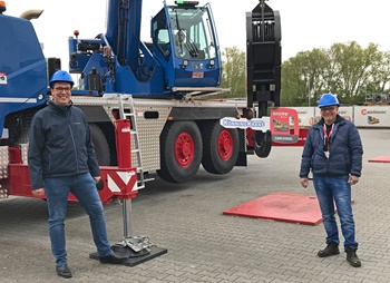 Bei Übergabe auf Distanz nur 0,0005 t Last am Haken – KönningKrane holt neuen Grove GMK3060L im Wilhelmshavener Manitowoc Werk ab-2